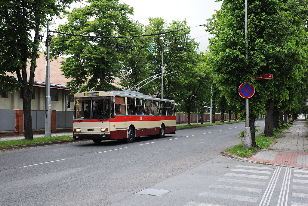 Trolejbus 14Tr nedaleko dopravního podniku v ulici Pouchovská