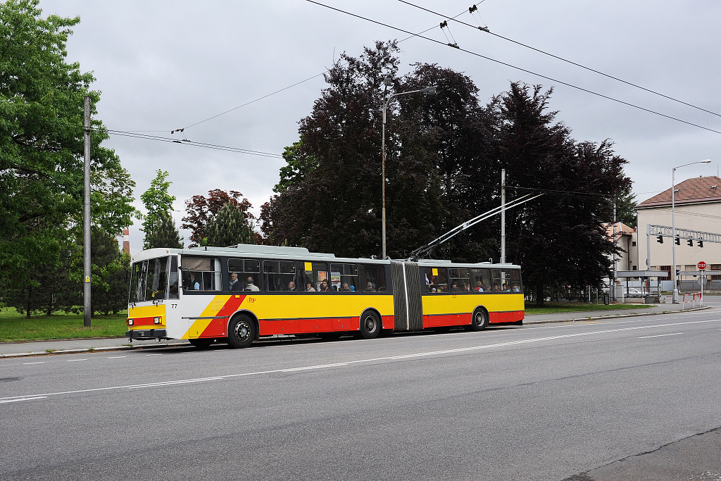 Trolejbus Škoda 15Tr na zastávce Buzulucká