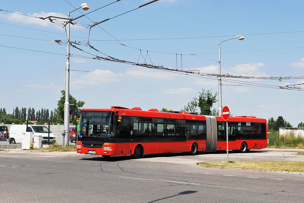 2210 Bratislava (8.7. 2013) - SOR NB 18 City na lince 78 vyráží z konečné stanice Čiližská