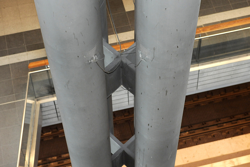 Detailní pohled na ocelové sloupy s čidly, které monitorují jejich stabilitu 