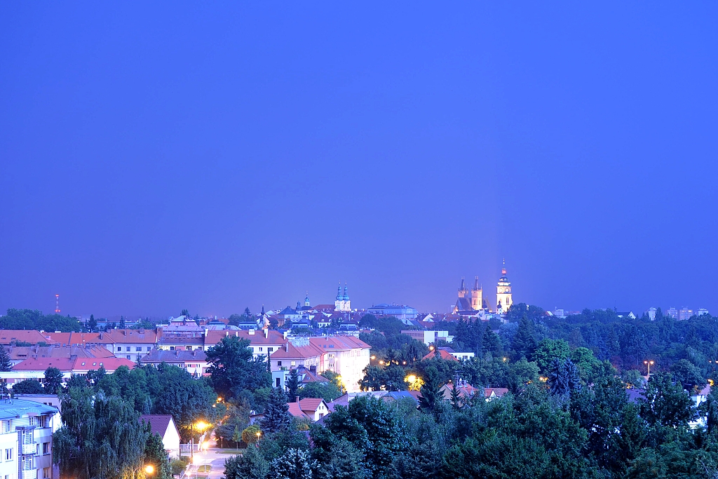 Hradec Králové (8.8. 2013) - ve večerních hodinách se činnost silných výbojů náhle obnovila, ty osvítily celé město