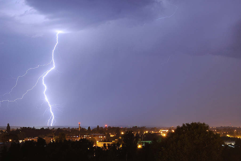 Hradec Králové (8.8. 2013) - vzdalující se bouřka v původním směru do Polska