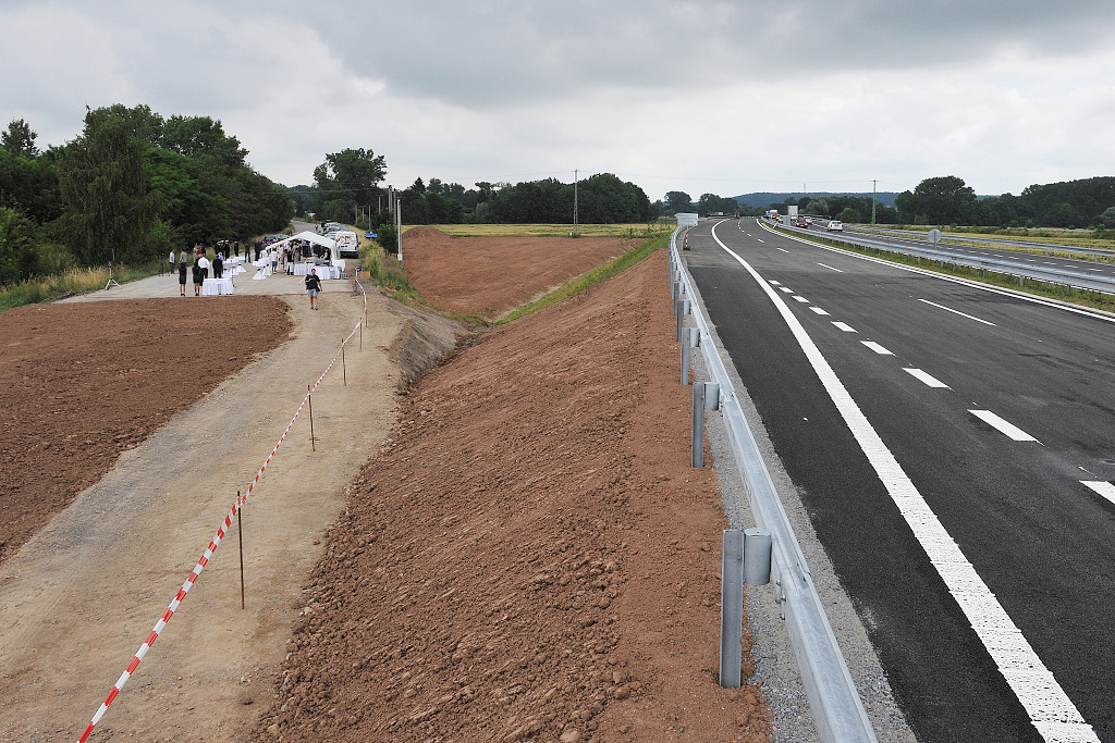 Silnice I/37 Březhrad-Opatovice (4.7. 2013) - vlevo původní silnice, vpravo nově zprovozňovaný čtyřpruh