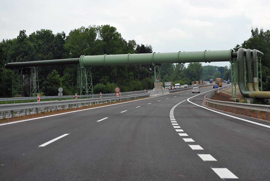 Silnice I/37 Březhrad-Opatovice (4.7. 2013) - při odjezdu ze slavnostního otevření stavby již bylo možné využívat plný profil komunikace