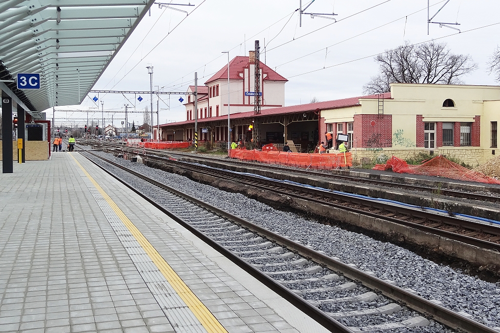 Provoz na kolejích u ostrovního nástupiště bude zahájen po dokončení provizorního přístupu na ostrovní nástupiště, následovat bude úprava kolejiště před výpravní budovou