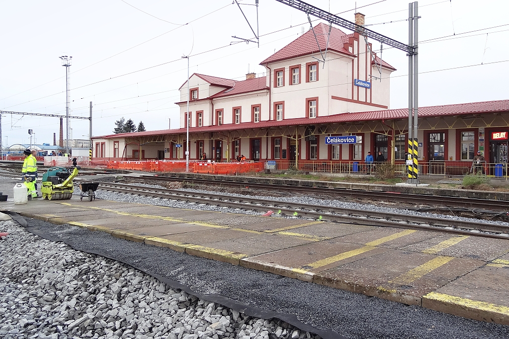 Kolejiště před výpravní budou čeká rekonstrukce příští rok, v popředí provizorní přístup na ostrovní nástupiště