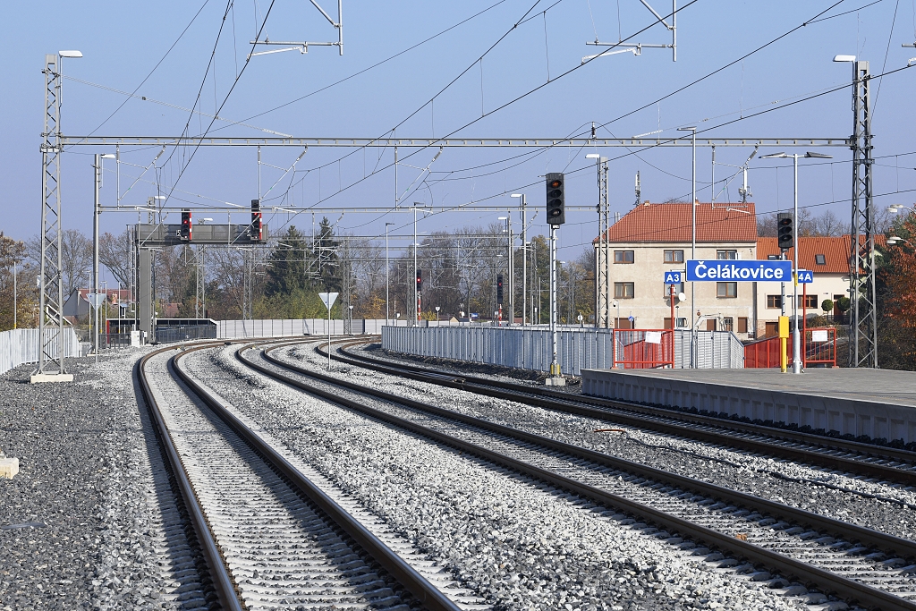 Směrem na Lysou nad Labem se kolejiště stáčí poloměry R=500 m, nepřehledné místo, kde došlo hned k několika srážkám vlaku s neukázněnými chodci, nově budované mimoúrovňové přístupy s oplocením by měly pohyby chodců  eliminovat