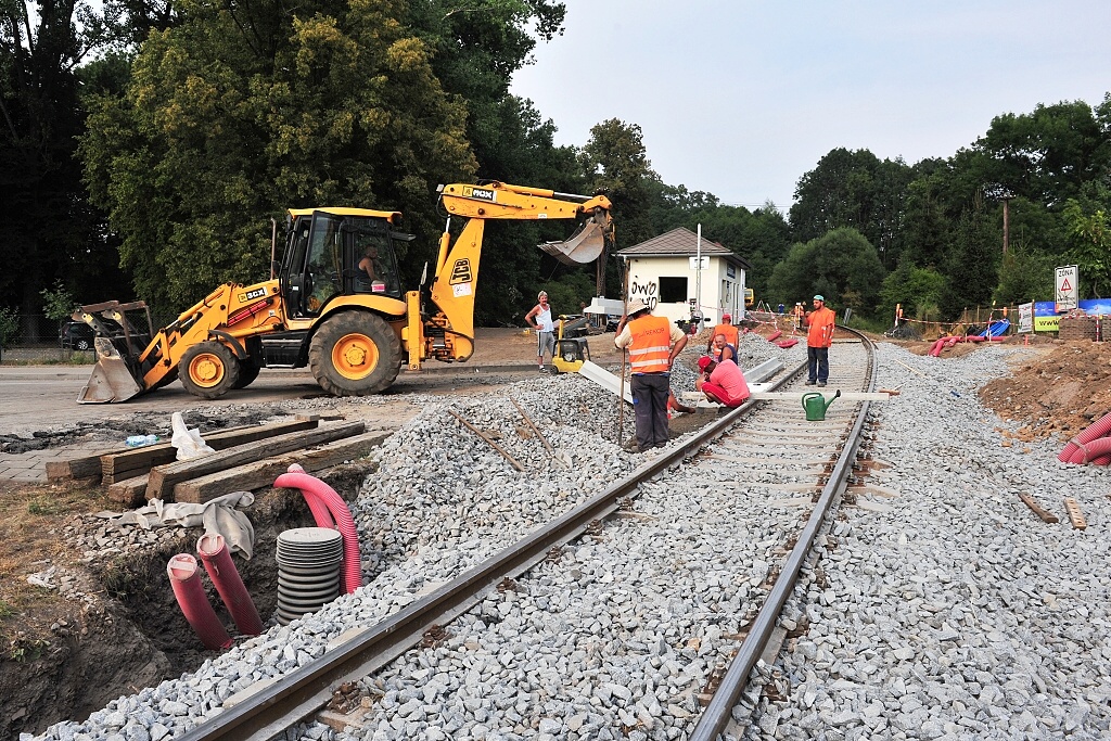 Právě probíhající práce na úpravách zastávky Častolovice-zastávka a železničním přejezdu na trati do Rychnova nad Kněžnou