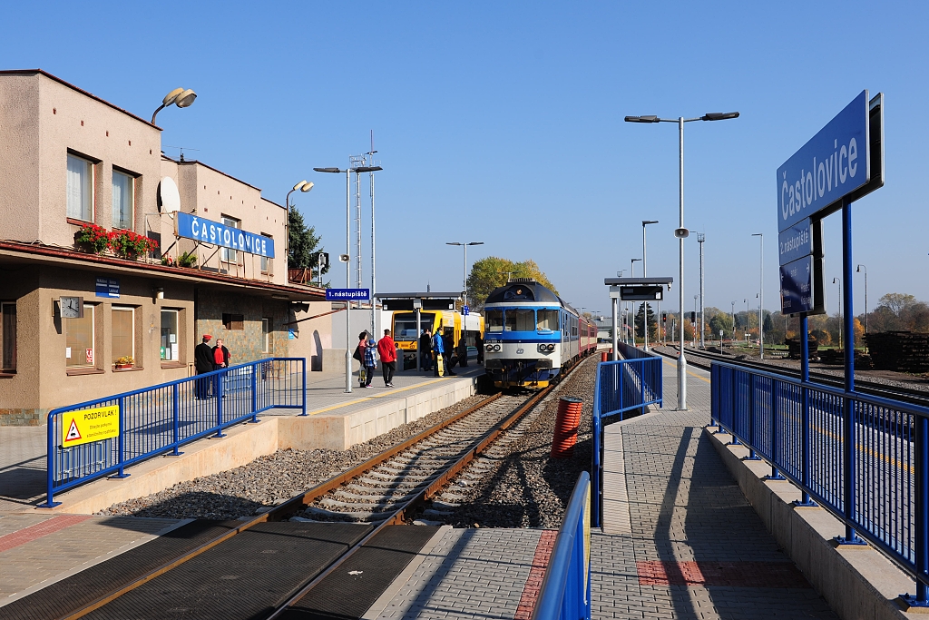 Optimální přestupní vazba (hrana-hrana) mezi spoji, zde od končího motoráku z RK do vlaku z Letohradu směr Týniště, Hradce Králové (31.10. 2015)
