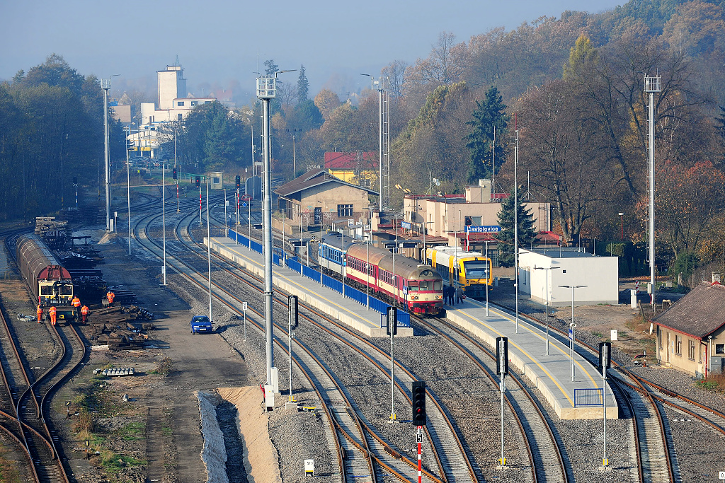 Celkový pohled na nové kolejiště, vlevo nákladní kolej určená především pro autovlaky ze Solnice, ta je uprostřed rozdělena kolejovou spojkou na dvě koleje s délkami 330m