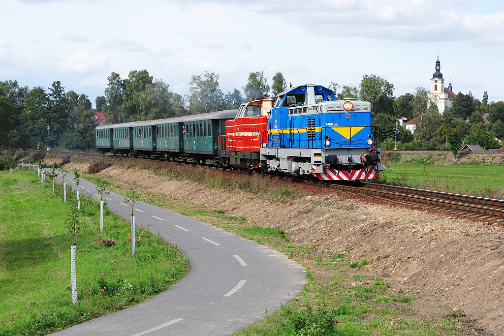 T466.0007 společně s T444.162  opouští stanici Častolovice směrem do Letohradu
