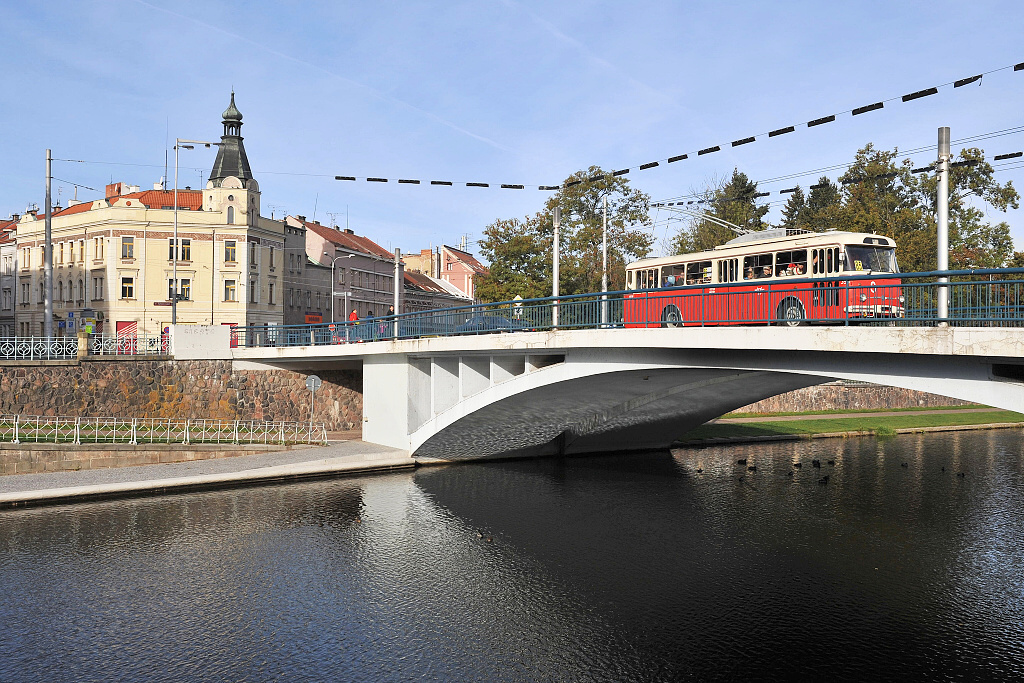 Historický trolejbus Tr 9 na Tyršově mostu v Hradci Králové (5.10. 2013)