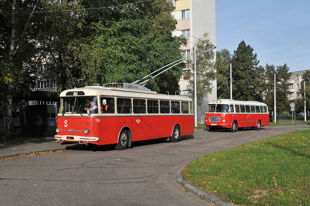 Trolejbus Tr 9 společně s autobusem Š 706 RTO (5.10. 2013) - Sídliště Sever, konečná linky 85 