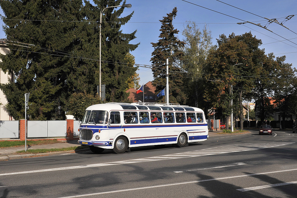 Zapůjčený historický autokar ŠKODA 706 RTO LUX - v ulici Buzulucká