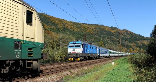 151.020 Bezpraví - Brandýs nad Orlicí (9.10. 2010) - míjení s lokomotivou 150.209
