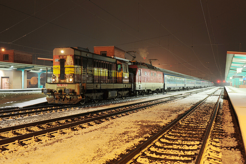 EC 175 s motorovou lokomotivou ČD Cargo 742.314 a vlakovou řady 350 