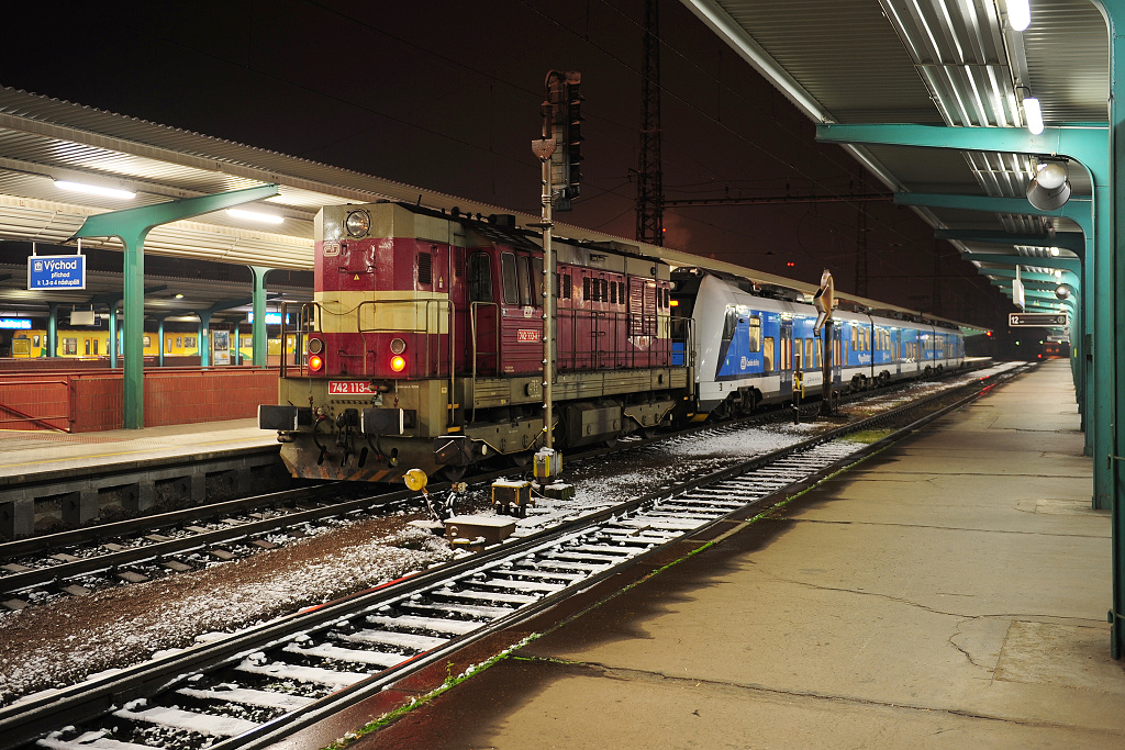 Osobní dopravu mezi HK a Pardubicemi zajišťovaly RegioPantery s pomocí lokomotiv řady 742 a 714