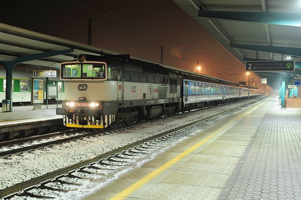 EC 153 s motorovou lokomotivou ČD 754.040