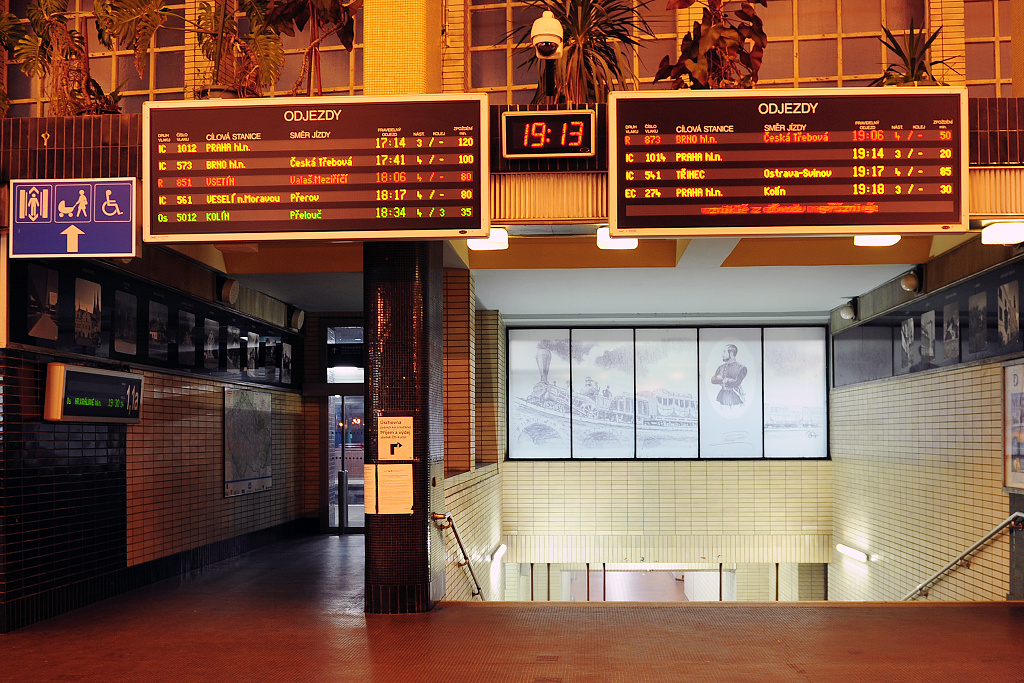 Přehled jednotlivých vlaků se zpožděním na informační ceduli v Pardubicích