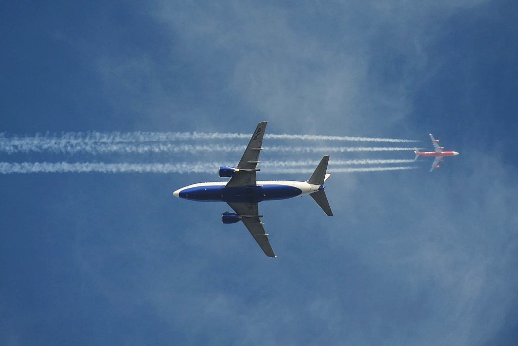 Někdy stačí pohlédnout přes hledáček objektivu k obloze a vyfotit letadlo a po expozici zjistit, že tam nahoře je opravdu čilý provoz - (20.2. 2011) Choceň