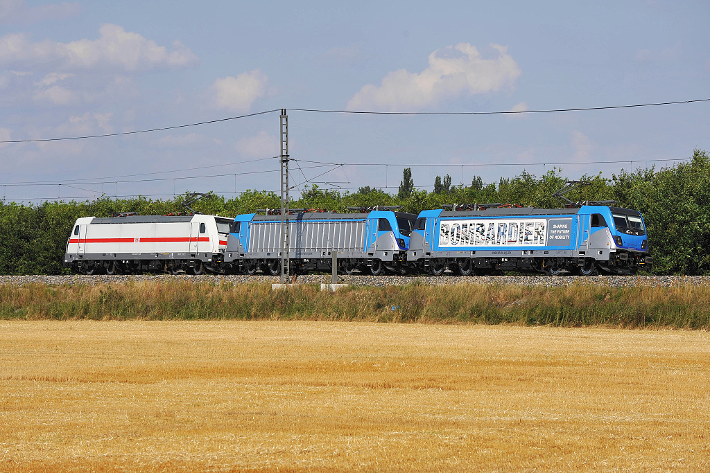 Lokomotivy Bombardier TRAXX 187.003, společně se 187.001 a 146.551 - Velim (14.8. 2013)