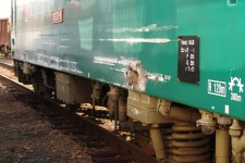 Káranice (9.2. 2007) - lokomotiva nákladního vlaku od HK vyvázla z nehody "jen" s odřeným bokem
