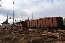 Káranice (9.2. 2007) - vlivem bočního střetu došlo k vykolejení nákladních vozů, demolici několika návěstidel a poškození zařízení výhybek