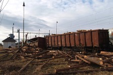 Kranice (9.2. 2007) - vlivem bonho stetu dolo k vykolejen nkladnch voz, demolici nkolika nvstidel a pokozen zazen vhybek