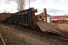 Káranice (9.2. 2007) - vykolejené vozy nákladního vlaku