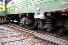 Stéblová (28.2. 2003) - detailní pohled na podvozek vykolejené lokomotivy