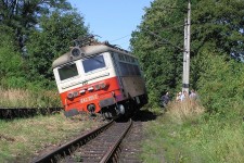 Kanclov (9.9. 2004) - vykolejen lokomotivy 242.251 vlivem patnho postaven vlakov cesty