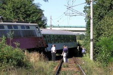 Kanclov (9.9. 2004) - vykolejení lokomotivy 242.251 vlivem špatného postavení vlakové cesty