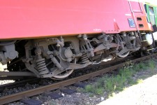 Kanclov (9.9. 2004) - vykolejení lokomotivy 242.251 vlivem špatného postavení vlakové cesty