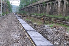 Choce (4.9. 2003) - zakryt stvajcho betonovho odvodovacho labu, vhledov pojdn kolejovou spojkou