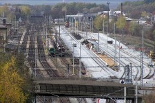 Choceň (1.11. 2003) - zaštěrkování nově položených kolejí v sudé skupině kolejí, výstavba nástupiště a zastřešení