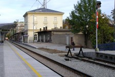 Choceň (22.10. 2004) - dokončené kolejiště před výpravní budovou