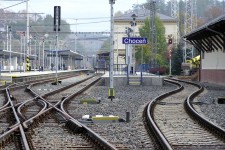 Choceň (22.10. 2004) - pohled na dokončená nástupiště, v popředí jazykové nástupiště pro směr Litomyšl