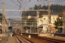 Choceň (7.10. 2005) - pohled na dokončené kolejiště, nástupiště a výpravní budovu