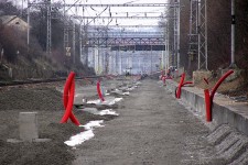 Choceň (18.3. 2004) - úpravená zemní pláň pod kolejí směr Litomyšl a hlavní kolejí č.1, patrné šachty trativodu a chráničky