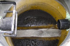 Choceň (23.3. 2004) - funkční odvodnění v zářezu, patrný je přítok z trativodu, dole svodné potrubí