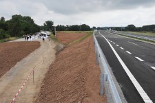 Silnice I/37 Březhrad-Opatovice (4.7. 2013) - vlevo původní silnice, vpravo nově zprovozňovaný čtyřpruh