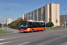 Elektrobus právě opustil Benešovu třídu a projíždí ulicí Štefánikova (28.9. 2013)