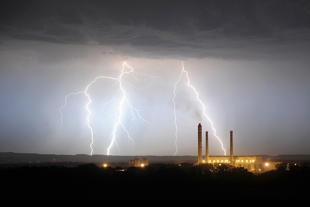 Opatovice nad Labem (8.8. 2013) - jádro bouřky přicházelo k Hradci Králové od Čáslavi, Přelouče přes Opatovickou elektrárnu