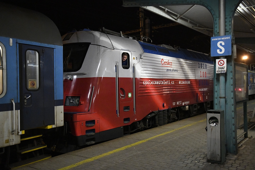 380.004 EC 272 uprostřed soupravy, na čele lokomotiva 151.012 s Ex 112  (směr Praha)