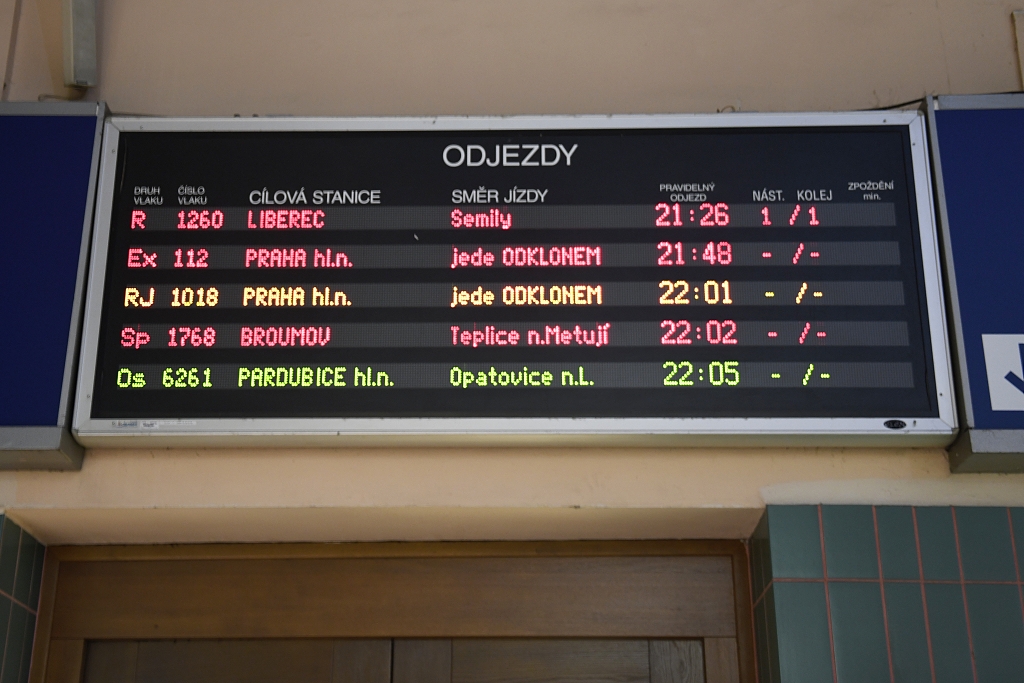 První odklonové vlaky na odjezdovém panelu v Hradci Králové