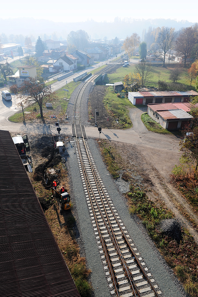 Pohled na vjezd do stanice od Častolovic (4.11. 2015)
