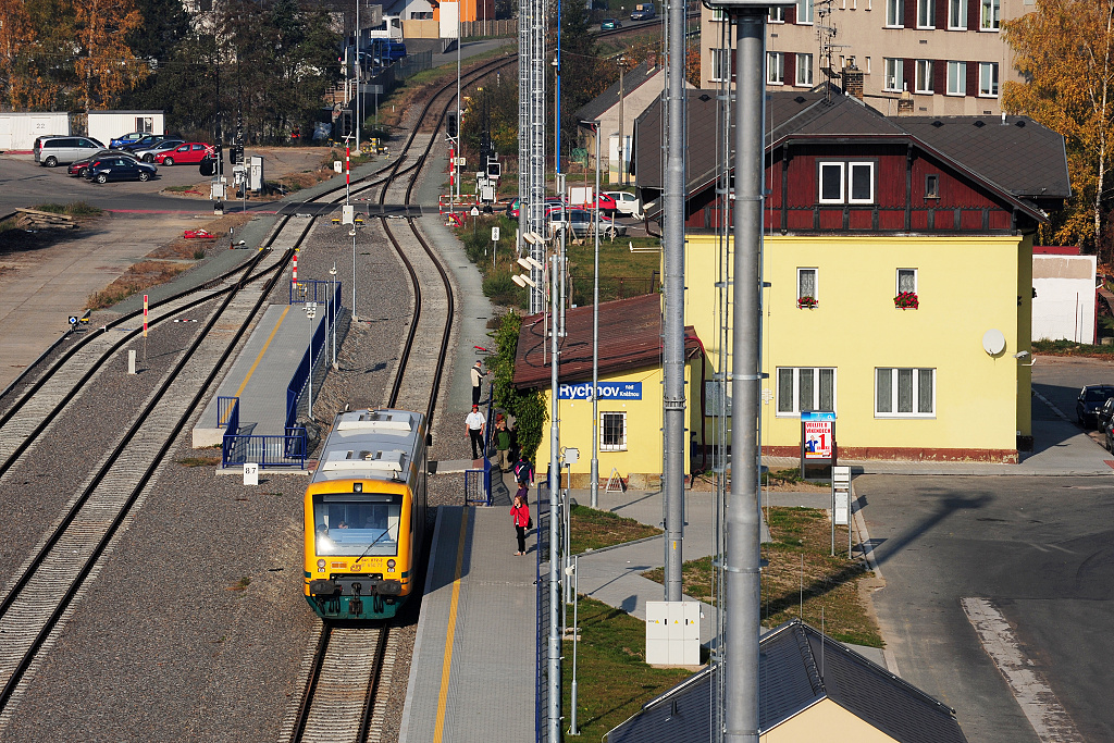 Detailní pohled na oblast výpravní budovy a nástupišť (4.11. 2015)
