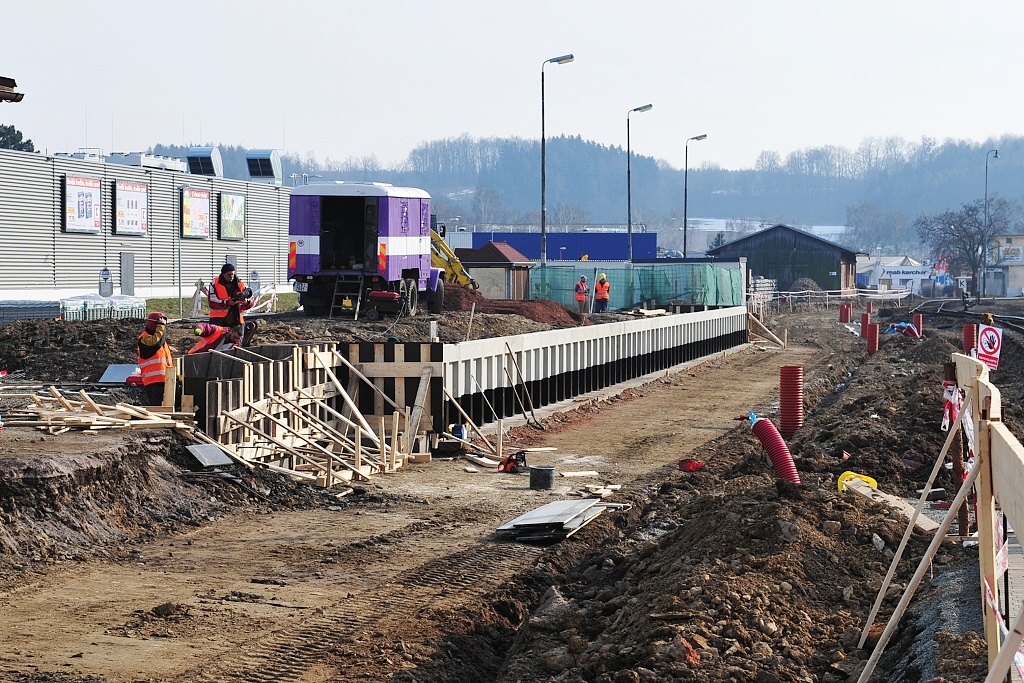 Výstavba vnějšího nástupiště, pohled od výpravní budovy ve směru na Častolovice