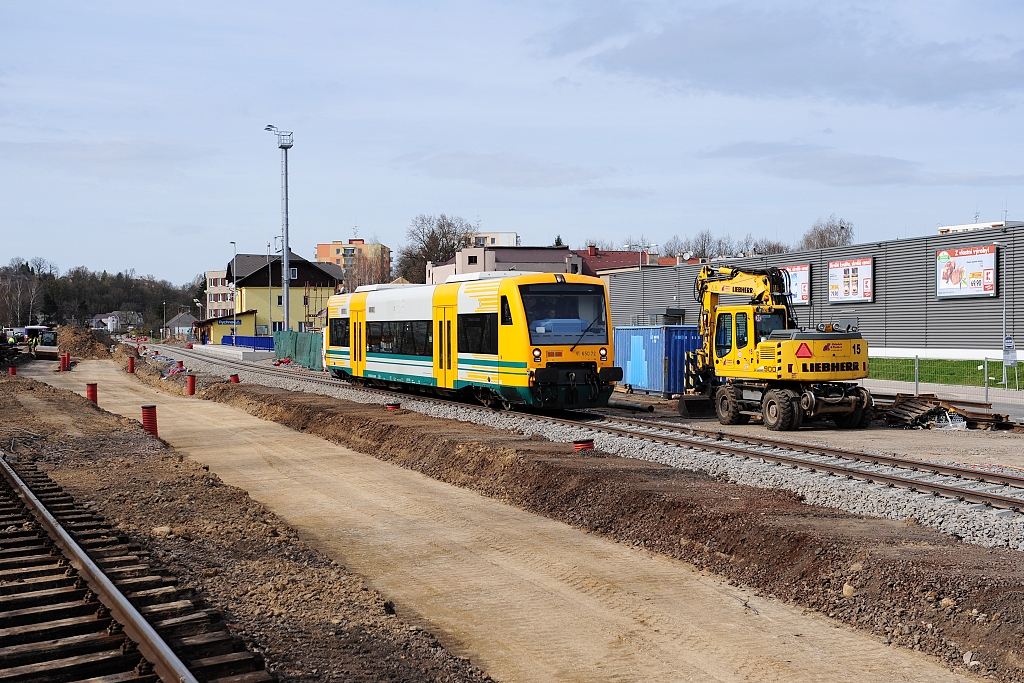 Pravidelný osobní vlak do Častolovic, toho dne zkušebně v podání motorového vozu VT 650