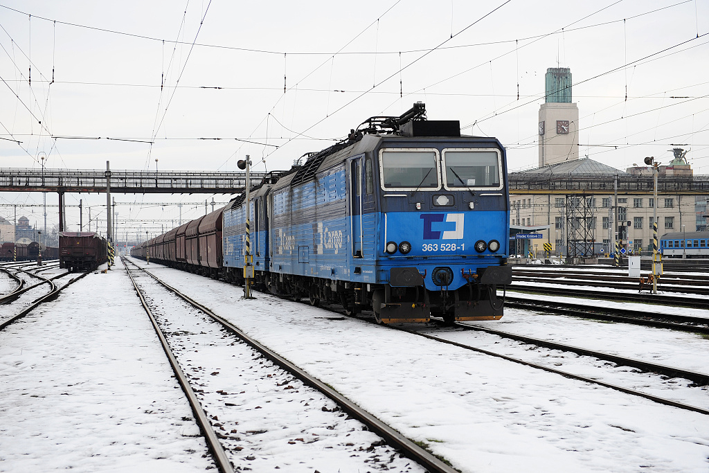 363.528 Hradec Králové (10.1. 2016) - s vlakem Pn 260391, společně s 363.518 